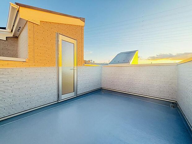 広い間口のワイドバルコニー。お子様のプール遊び、趣味のガーデニングなど多彩に活用できます。