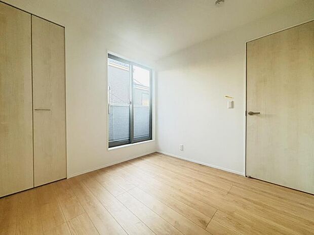 お子様が勉強など出来る自分のお部屋のご用意もございます。二段ベッドや大型のタンスなどの配置も可能です。