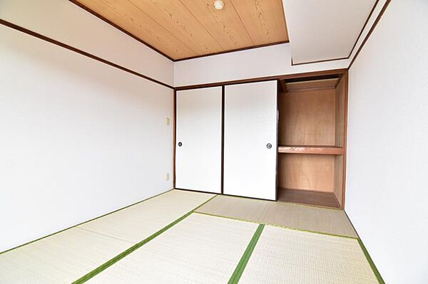 和室の押し入れは奥行きがあるので、お子様のオモチャはもちろん、趣味のお荷物も十分収納が可能です。日常で使わないものや食料のストックにも重宝します。