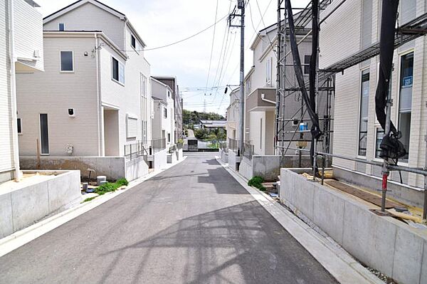 お住まいの前を通るのはご近所さんだけの閑静な私道です。静かな住環境でお過ごし頂けます。