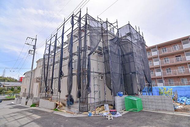 住宅地に位置する本邸宅は車通りもなくお子様にも安心です。是非、この開放感を味わってみてください。