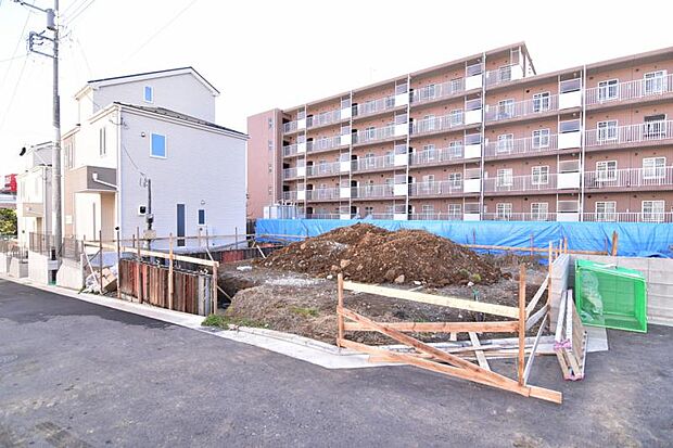 車通りの少ない道路で小さなお子様も安心。家と同じくらい周辺環境は大切なもの。図面だけでは分からない現地の雰囲気もご確認くださいませ。