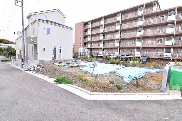 車通りの少ない道路で小さなお子様も安心。家と同じくらい周辺環境は大切なもの。図面だけでは分からない現地の雰囲気もご確認くださいませ。