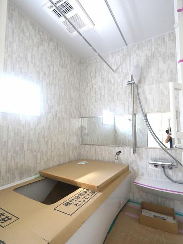 小窓がある浴室。凹凸が少ない汚れの付き辛くお掃除が楽な仕様となっております。浴室乾燥機付きで雨の日の洗濯も可能です（2025.9.26撮影）