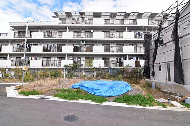 住宅地に位置する本邸宅は車通りもなくお子様にも安心です。是非、この開放感を味わってみてください。 