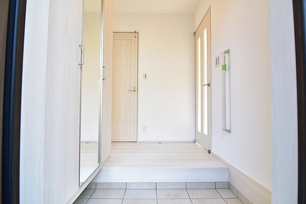 広々とした玄関で大切なお客様をお出迎え。明るく気持ちの良い玄関は気持ちが盛り上がります。