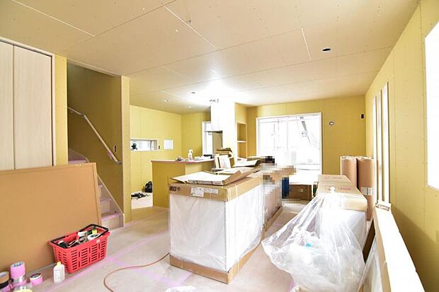 ゆとりあるキッチンスペースを備えるリビングは家族が1番くつろげる癒しの空間。動線を繋ぐリビングin階段で開放的な室内に挨拶の声が元気に響きます。