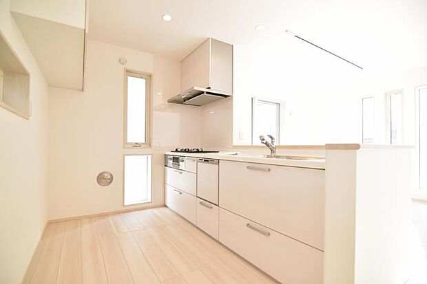 リビング全体が見渡せる対面式システムキッチン。お子様達がいつもママのそばにいられる安心感も生まれます。食事の用意をしながらご家族との会話も弾み笑顔溢れる空間です。