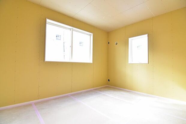 窓から注がれる光で家族とのコミュニケーションも明るくなりそうな居室です。