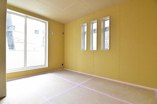 陽光も降り注ぐ明るく開放的な空間が魅力的。時を忘れて過ごす場所として過ごせるお部屋。