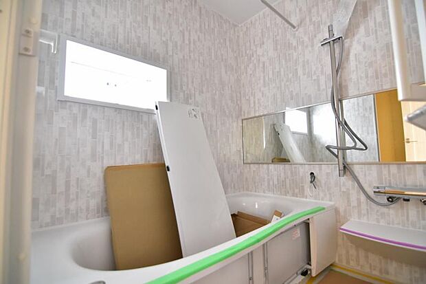 最新式の浴室。浴室暖房・乾燥がついておりますので、ご家族の多い方でも、天気の悪い日でも楽をして部屋干しの嫌な匂いせずお洋服を乾かせます。