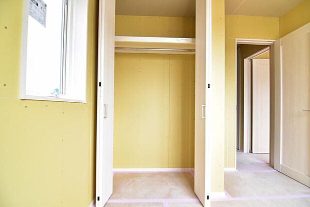 部屋に備えられたクローゼット。普段使わないものなども収納可能ですので、居室を広く使うことが出来ます。