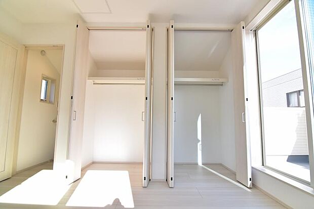 クローゼットには棚やハンガーパイプが備えられているので、大切なお洋服にしわを付けずにそのまましまうことが出来ます。思い出と一緒に大切に保管しましょう。