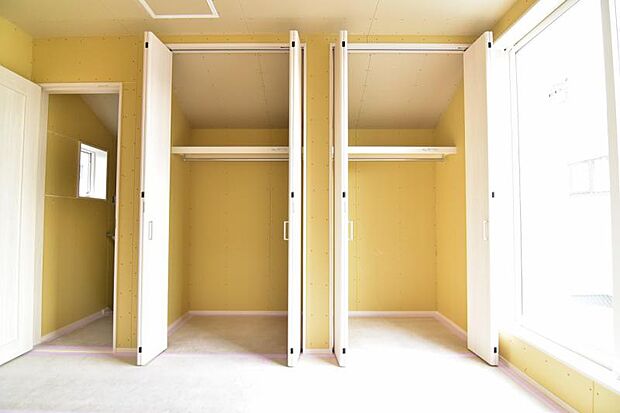 大きなクローゼット。お子様のオモチャはもちろん、パパのスーツやママのバッグまでたっぷり収納できそうですね。