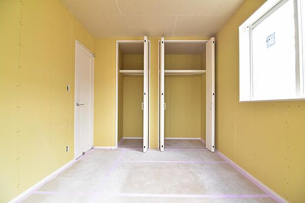 クローゼットには棚やハンガーパイプが備えられているので、大切なお洋服にしわを付けずにそのまましまうことが出来ます。思い出と一緒に大切に保管しましょう。