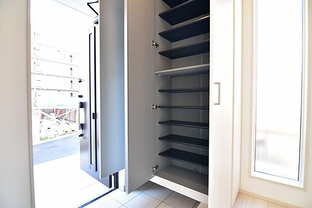 背の高い大型のシューズボックスには靴やブーツなどがたくさん収納可能。 