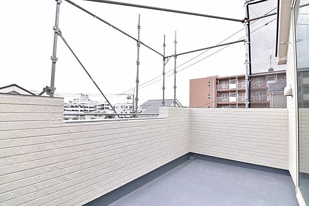 陽光、風通しのよいワイドバルコニー。お洗濯物も乾かしやすいですね。