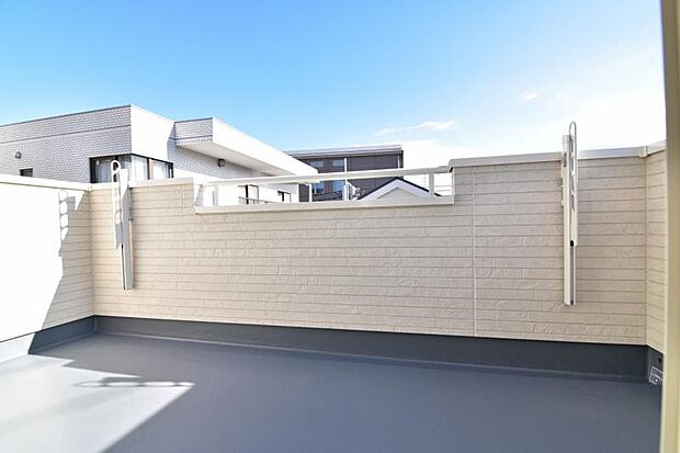 暮らしの中で光と風を演出してくれるバルコニーには陽光が燦々と降り注ぎます。お布団もお洗濯物もたくさん乾きそうです。