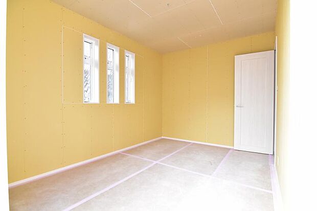 誰もが好みで飾れるシンプルな室内に仕上げてあります。大型の収納もございます。