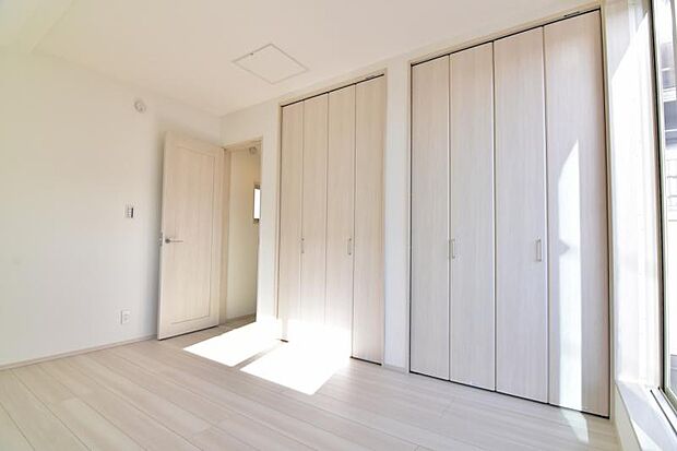 誰もが好みで飾れるシンプルな室内に仕上げてあります。大型の収納もございます。 