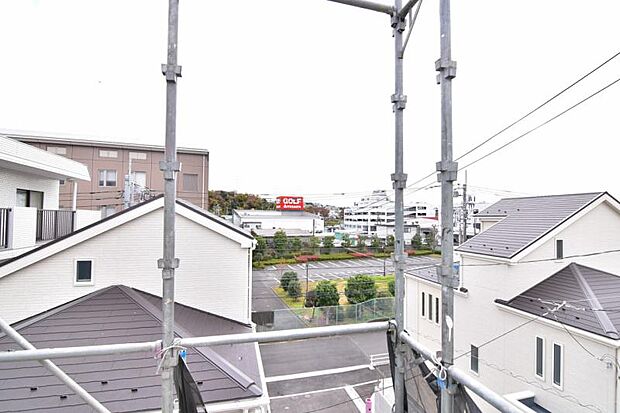 ほっと一息つきたい時に望むこの眺望。リラックスできる空間になりますね。