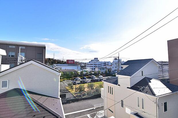 ほっと一息つきたい時に望むこの眺望。リラックスできる空間になりますね。