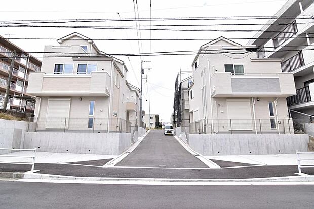 周辺には、住宅が立ち並び、閑静で住みやすいエリアです。物件のご紹介以外にも、資金計算等のご相談も承っておりますので、お気軽にお申し付けください。