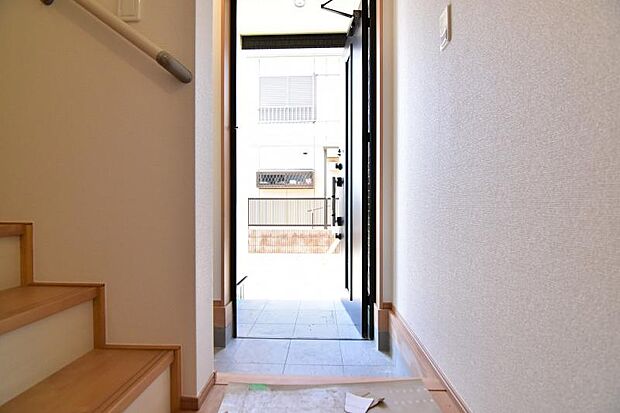 一日の始まりと終わりはこちらの玄関から。今後ご家族の「行ってきます」「ただいま」が行き交う空間となるでしょう。