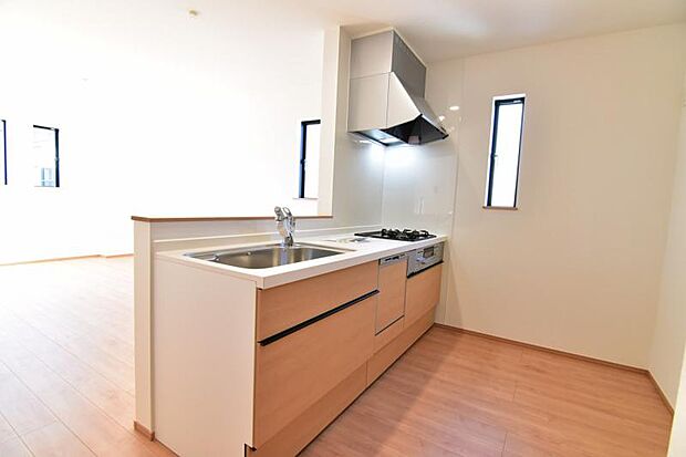 広々としたキッチンスペース。食洗機と浄水器が付き、収納力のあるキッチンは料理が捗ります。カップボートや冷蔵庫を置いても十分なスペースができます。