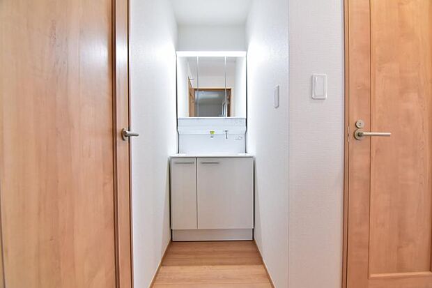 清潔感と機能性を備え一日の始まりと終わりを心地よく演出してくれるパウダールームです。