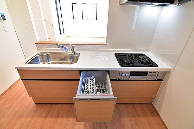 キッチンはご家族との会話が楽しめる対面カウンタータイプを採用。リビングで遊ぶお子様の様子をうかがいながらお料理もできます。