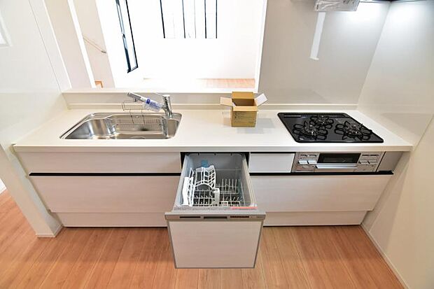 キッチンはご家族との会話が楽しめる対面カウンタータイプを採用。リビングで遊ぶお子様の様子をうかがいながらお料理もできます。