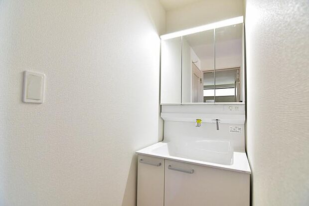 朝の洗髪に便利なハンドシャワーを洗面化粧台に設置。伸び縮みするため化粧台を隅々まで洗え、いつでも清潔なパウダールームを保てます。