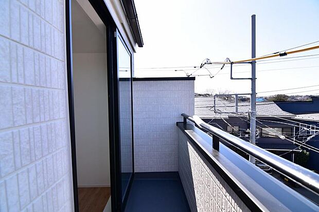 暮らしの中で光と風を演出してくれるバルコニーには陽光が燦々と降り注ぎます。お布団もお洗濯物もたくさん乾きそうです。ぜひ現地で陽当りの良さをご確認ください。