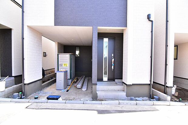 敷地内に設けられた駐車スペース。雨の日も安心のビルトインガレージです。