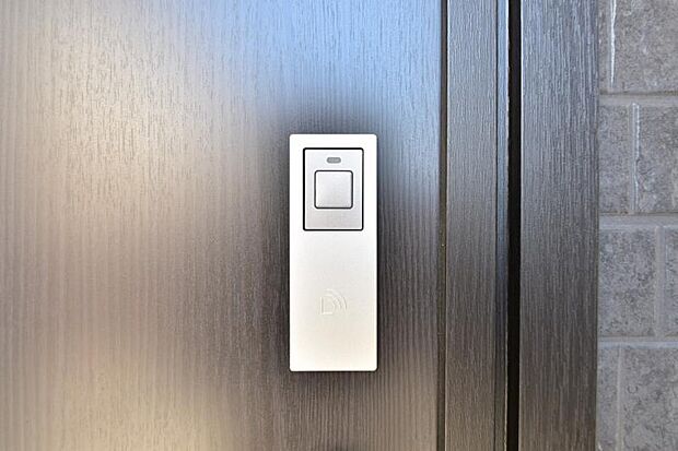 玄関にカードキーを採用。カードをかざすだけで素早く解錠でき、わざわざ鍵を取り出す必要もありません。防犯面でも優れています。