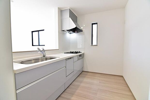 リビング全体が見渡せる対面式システムキッチン。お子様達がいつもママのそばにいられる安心感も生まれます。食事の用意をしながらご家族との会話も弾み笑顔溢れる空間です。