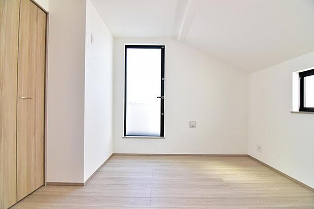 洋室4.93帖 居室には収納スペースが豊富なため、シンプルですっきりとした暮らしが実現できます。