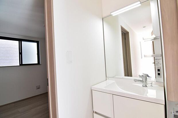 朝の洗髪に便利なハンドシャワーを洗面化粧台に設置。伸び縮みするため化粧台を隅々まで洗え、いつでも清潔なパウダールームを保てます。