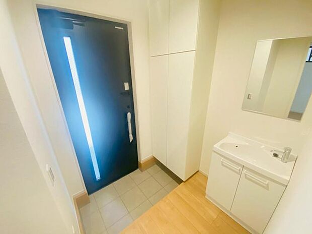 一日の始まりと終わりはこちらの玄関から。今後ご家族の「行ってきます」「ただいま」が行き交う空間となるでしょう。