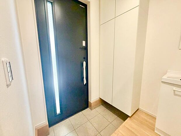 一日の始まりと終わりはこちらの玄関から。今後ご家族の「行ってきます」「ただいま」が行き交う空間となるでしょう。