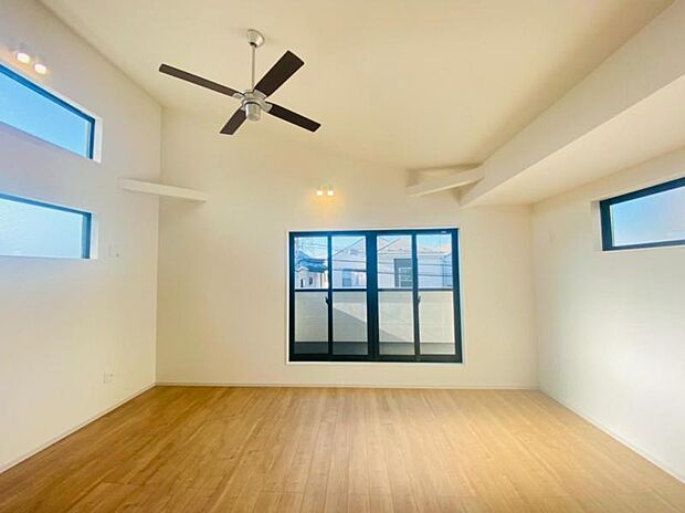 光と風があふれる開放的なリビングダイニングには自然と家族みんなが集まってきます。明るく穏やかな空気の中で幸せを感じさせてくれる場所です。