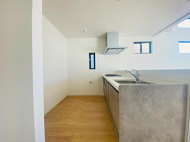 広々としたシステムキッチンは2人で立っても窮屈さを感じさせません。お休みの日にご家族みんなでお料理を楽しめます。