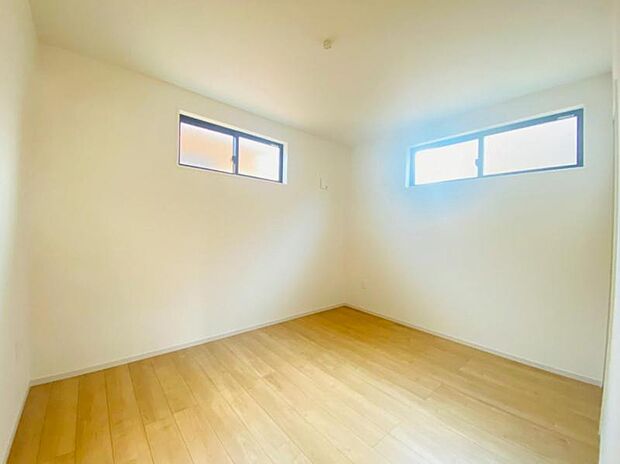 家族個々の安らぎの空間。誰もが好みで飾れるシンプルな室内に仕上げてあります。