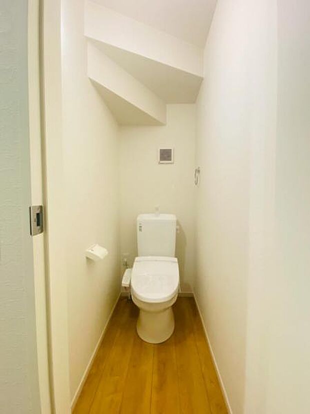 白を基調としたトイレは清潔感あるプライベート空間を演出します。