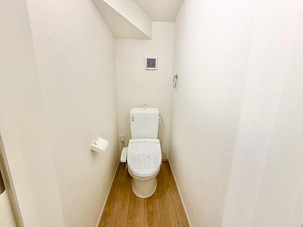 白を基調としたトイレは清潔感あるプライベート空間を演出します。