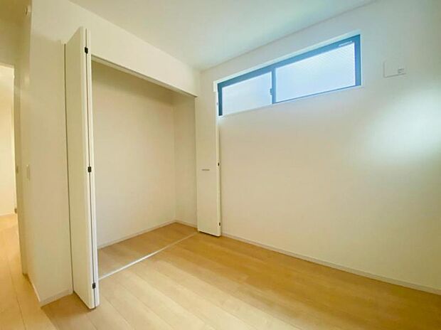 部屋に備えられたクローゼット。普段使わないものなども収納可能ですので、居室を広く使うことが出来ます。
