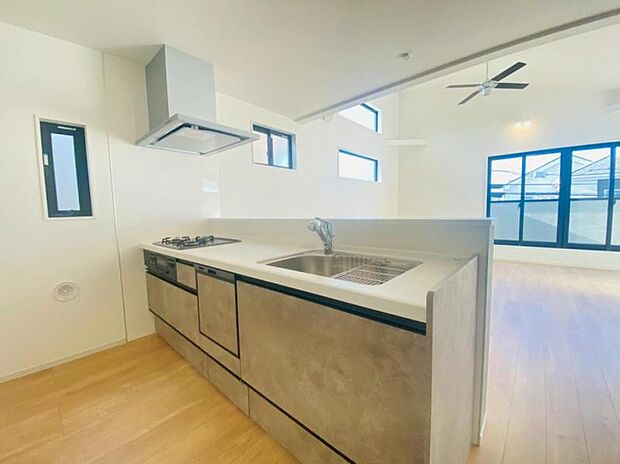 キッチンはご家族との会話が楽しめる対面カウンタータイプを採用。リビングで遊ぶお子様の様子をうかがいながらお料理もできます。キッチンはご家族との会話が楽しめる対面式タイプを採用。リビングで遊ぶお子様の様