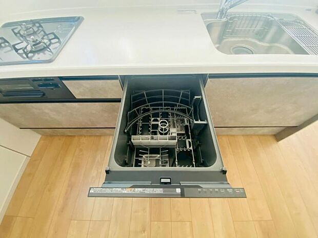 食器洗浄乾燥機を標準装備。作動中は他の家事を並行して進めることができ、家事の時短と負担軽減につながります。高温、高圧水流で洗浄するため、除菌・消臭効果が期待でき、衛生面での安心感が高まります。また、手