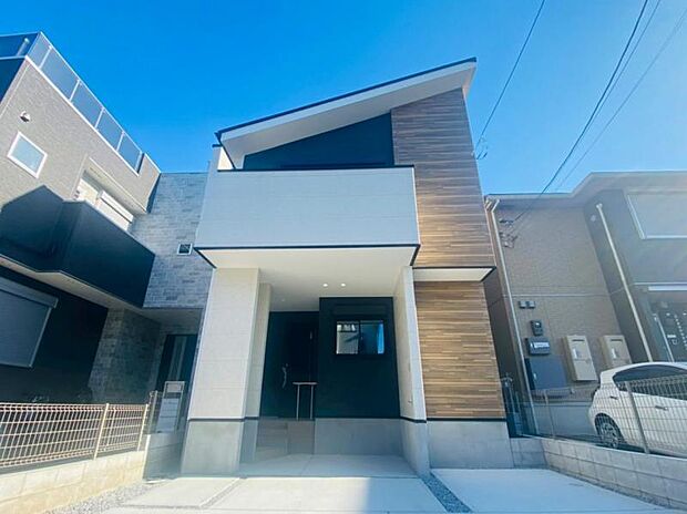 爽やかな青空の下に贅沢なほどに降り注ぐ陽光、豊かな居住性とクオリティが見事に調和した住空間は住まうことの喜びを感じさせてくれます。